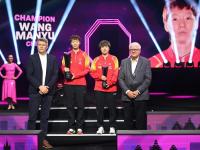 米兰体育教练-法兰克福队员庆祝赢得比赛的胜利