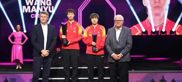 米兰体育教练-法兰克福队员庆祝赢得比赛的胜利