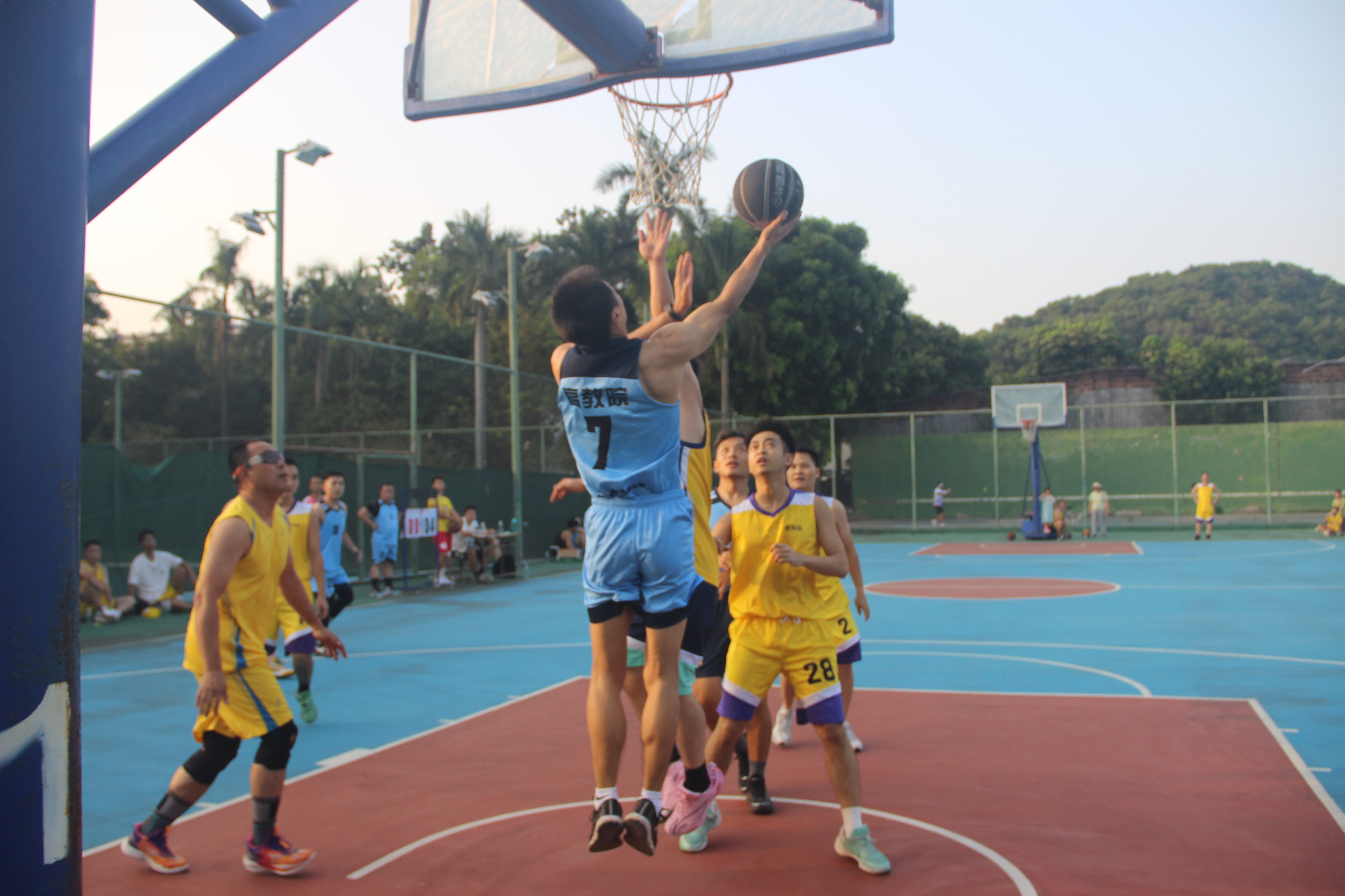 篮球比赛精彩纷呈,吸引众多球迷观看 篮球比赛精彩纷呈,吸引众多球迷观看