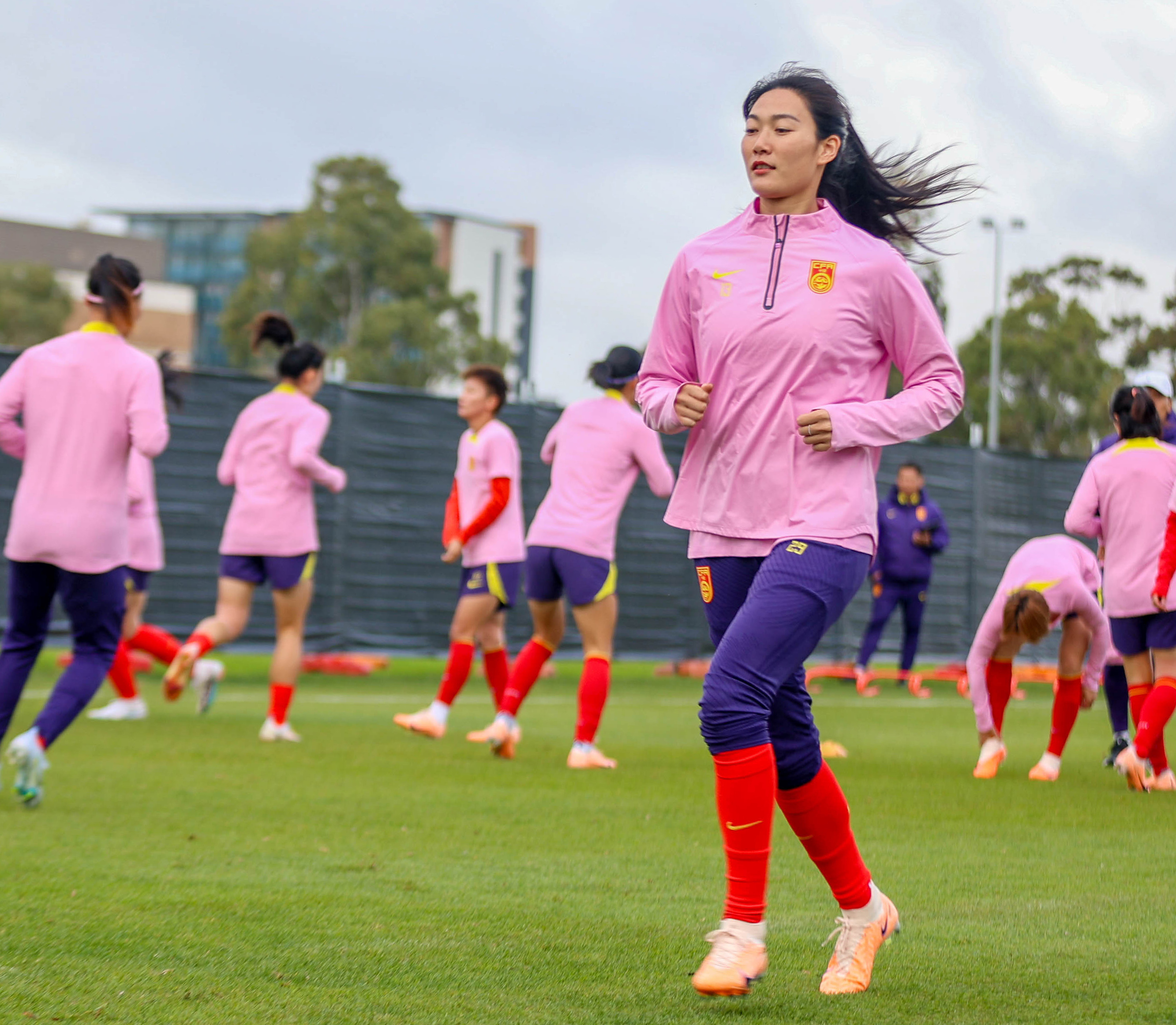 女子足球赛场上展现出优异表现令人惊叹 女子足球赛场上展现出优异表现令人惊叹