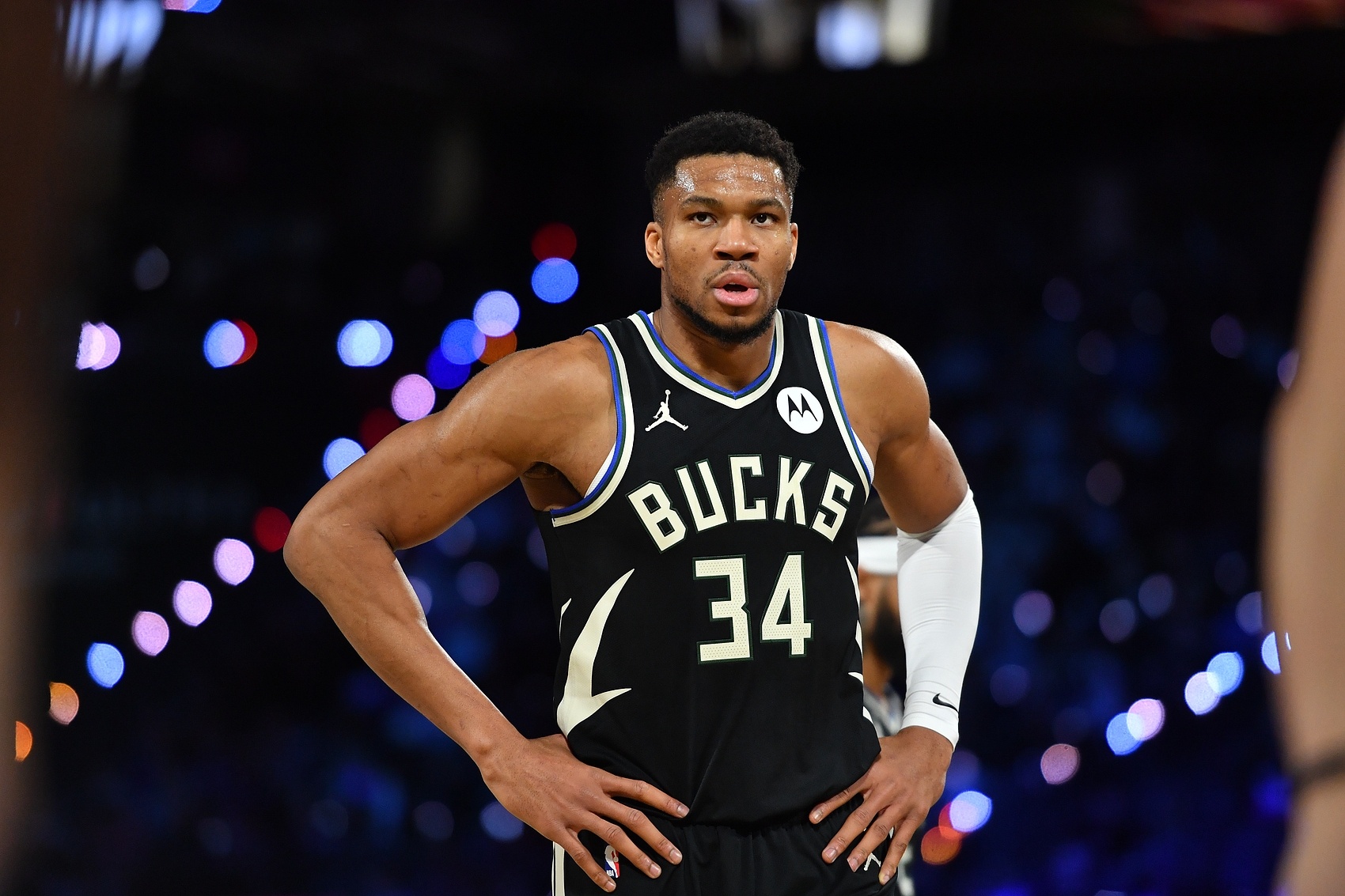 雄鹿队客场惊险战胜凯尔特人队