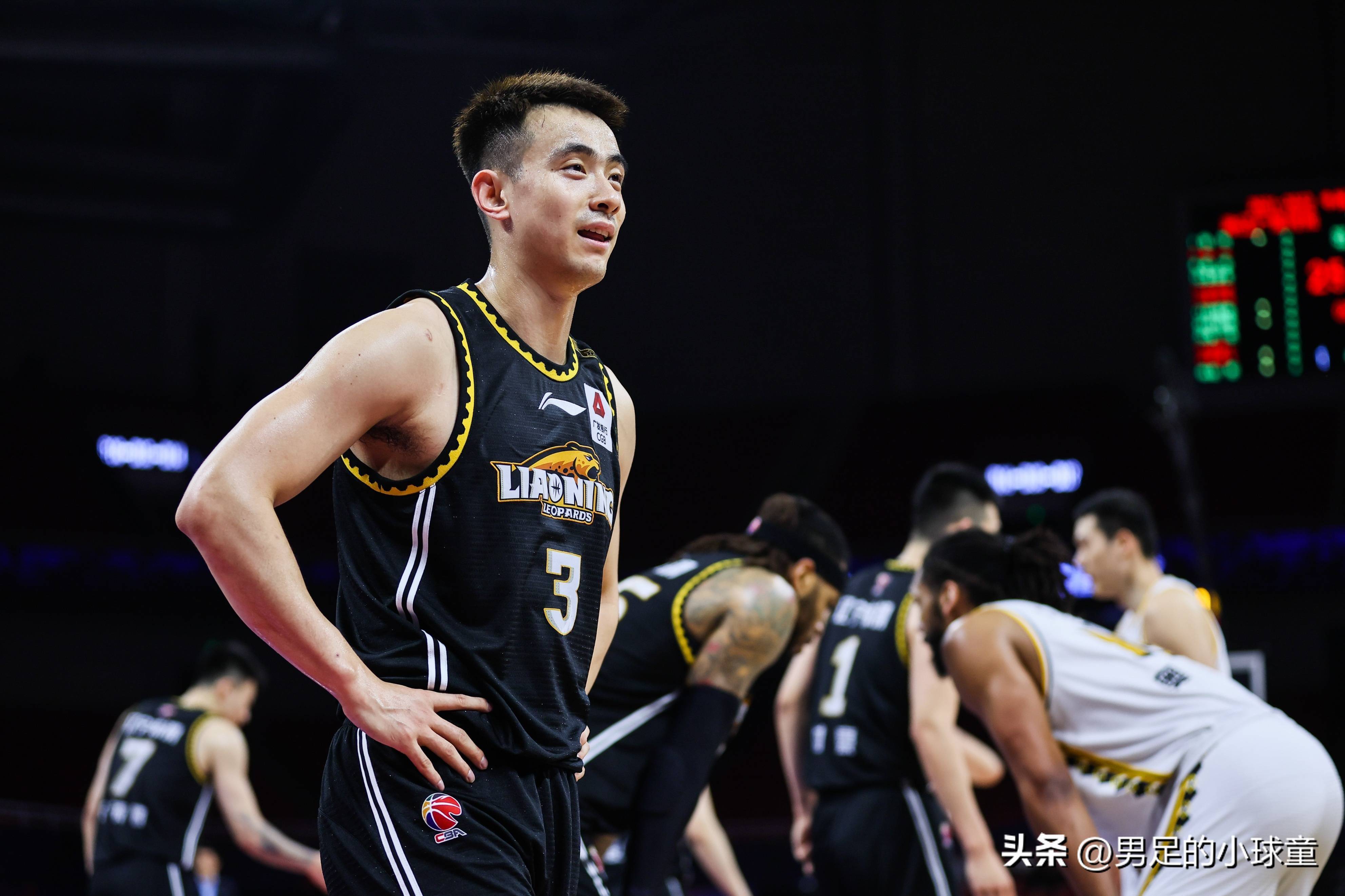 联赛新规矩出台，球员发挥巧妙转换战术